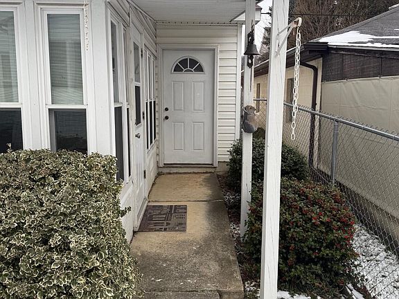 3rd image of 2810 Oak Ave
