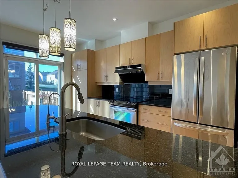 1189 Tischart Cres — Photo 12