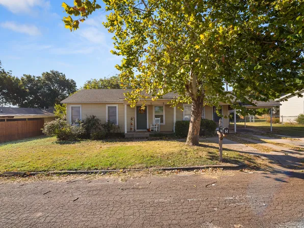 604 E Collins St, Decatur, TX 76234