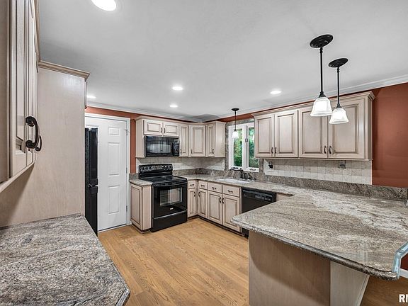 5th image of 6604 N Parkwood Dr