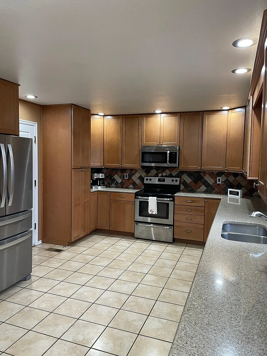 Large kitchen - 8719 Rosebud Pl