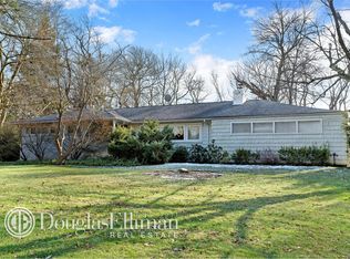 8 Elm St, Woodbury, NY 11797