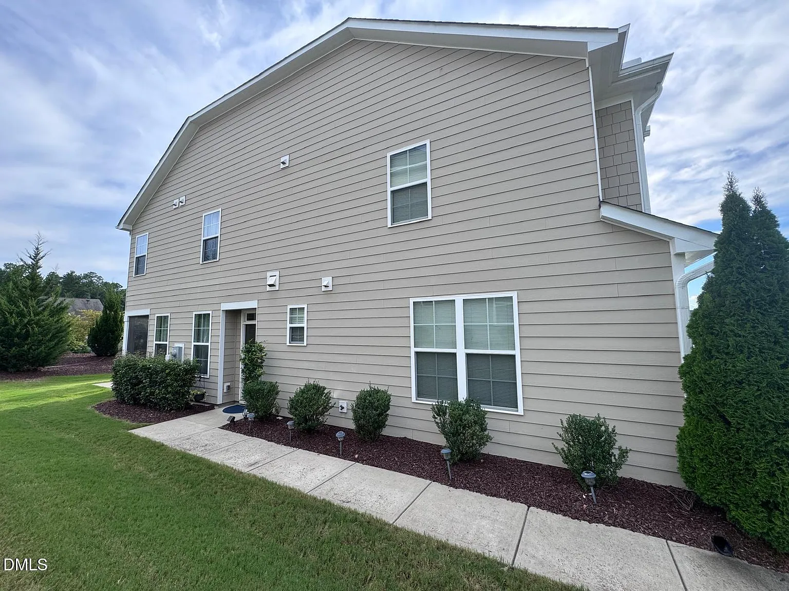 3 bed, 2.5 bath, 1950 sqft, $2,350 — Photo 3