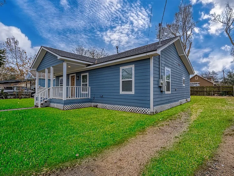 6322 Victoria St — Photo 3