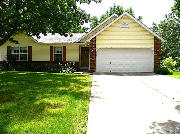 2313 Holiday Ln, Maryville, IL 62062