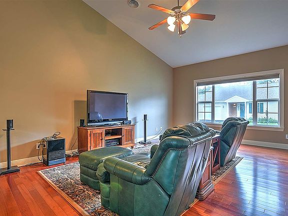 5th image of 226 Radford Dr