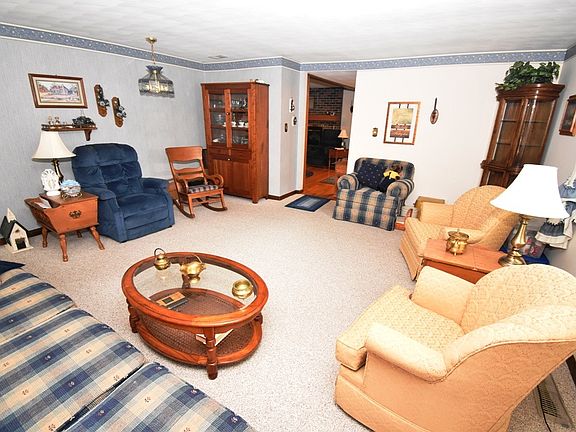 4th image of 601 Melody Ln