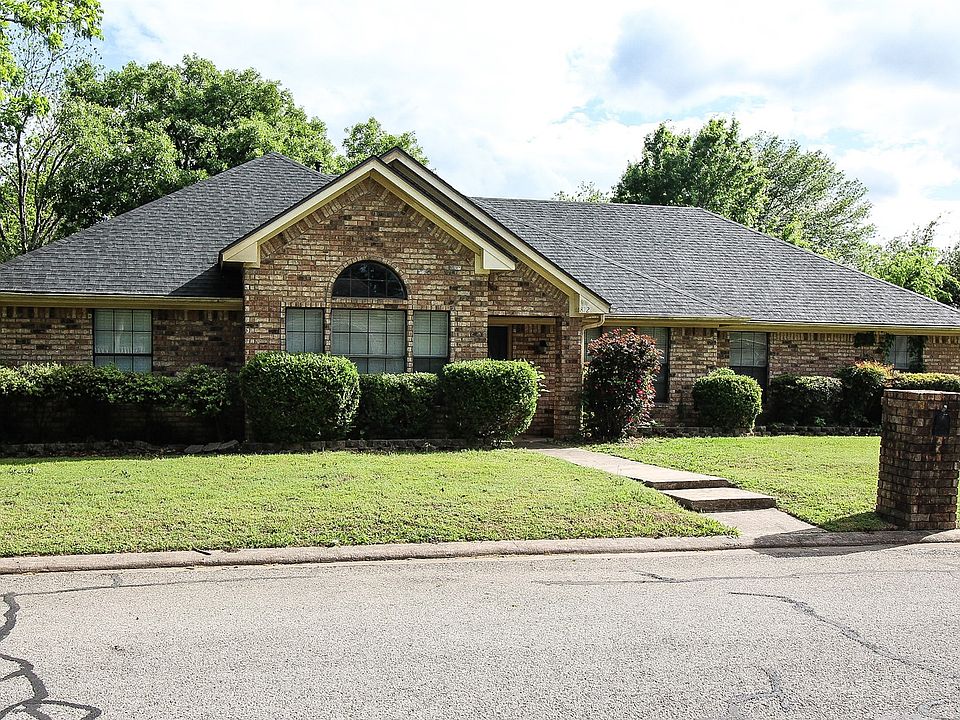 1st image of 812 Mockingbird St