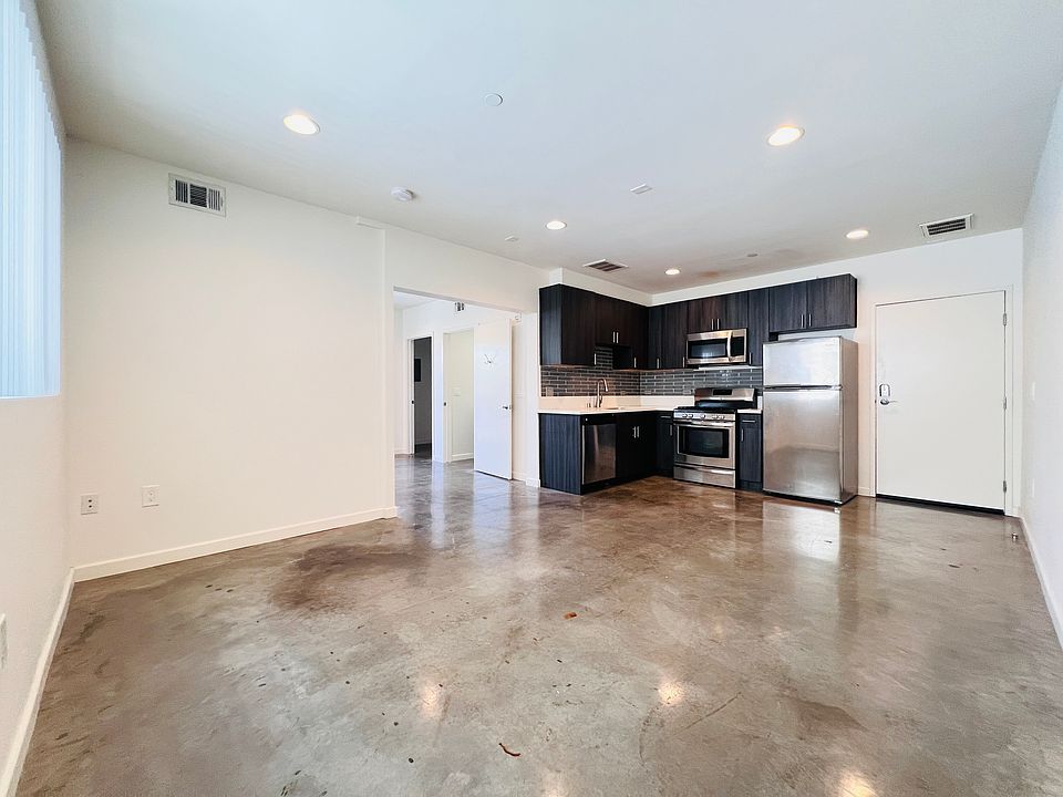 1st image of 4814 Oakwood Ave #12