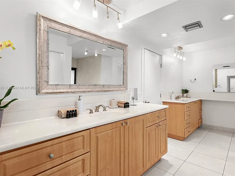 207 Holiday Dr — Photo 37