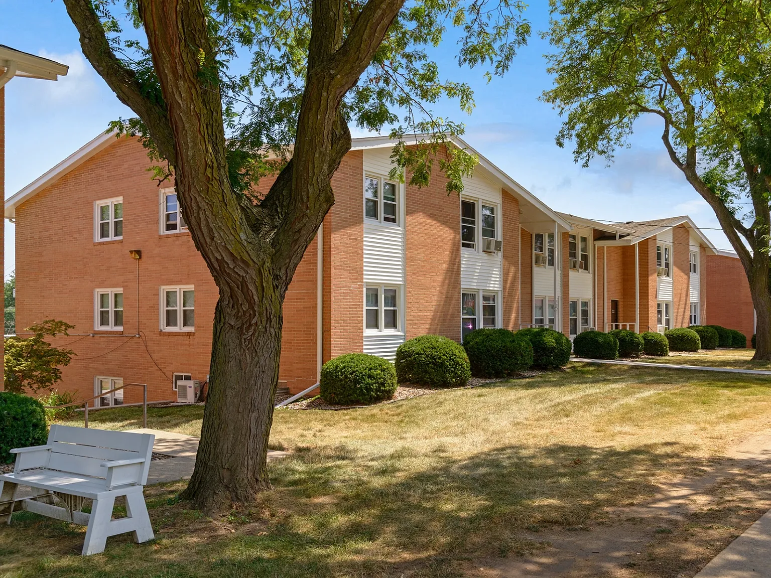 Plaza Manor — Photo 3