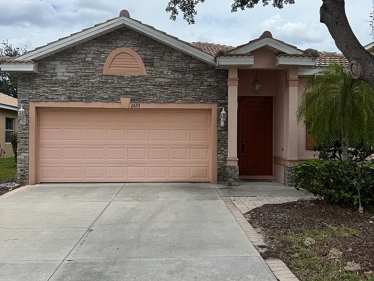 2693 Sunset Lake Dr — Photo 1