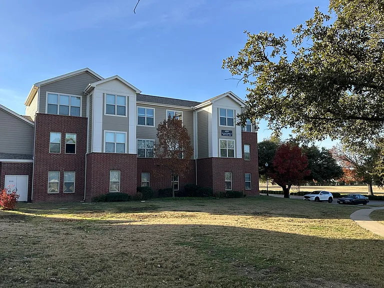 The Village on West Seminary — Photo 30