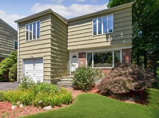 35 Valley View Rd, Great Neck, NY 11021