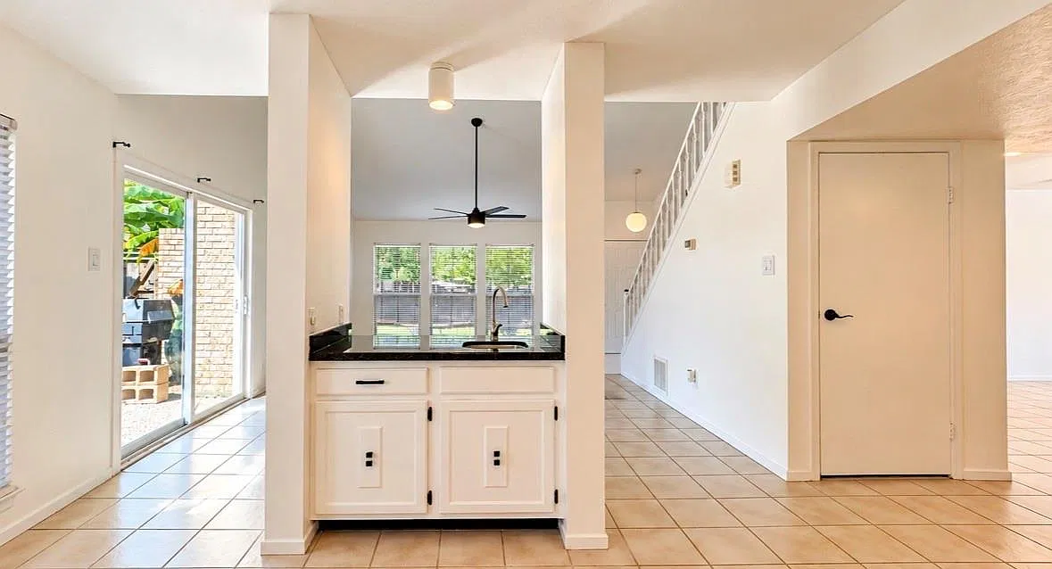 3 bed, 2.5 bath, 2051 sqft, $2,200 — Photo 3