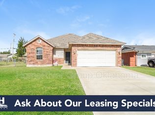 935 NW 5th St, Moore, OK 73160