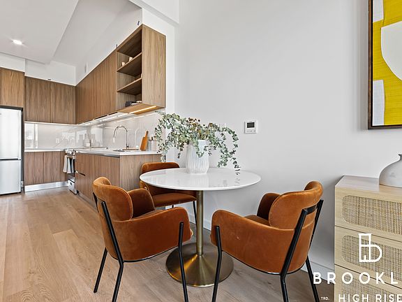 5th image of 50 E 10th St #706
