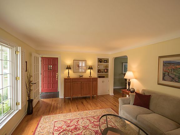 3rd image of 482 Irvin St