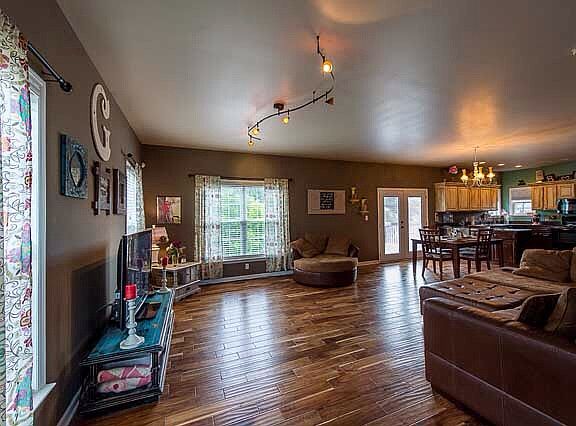5th image of 266 Haleys Cove Dr