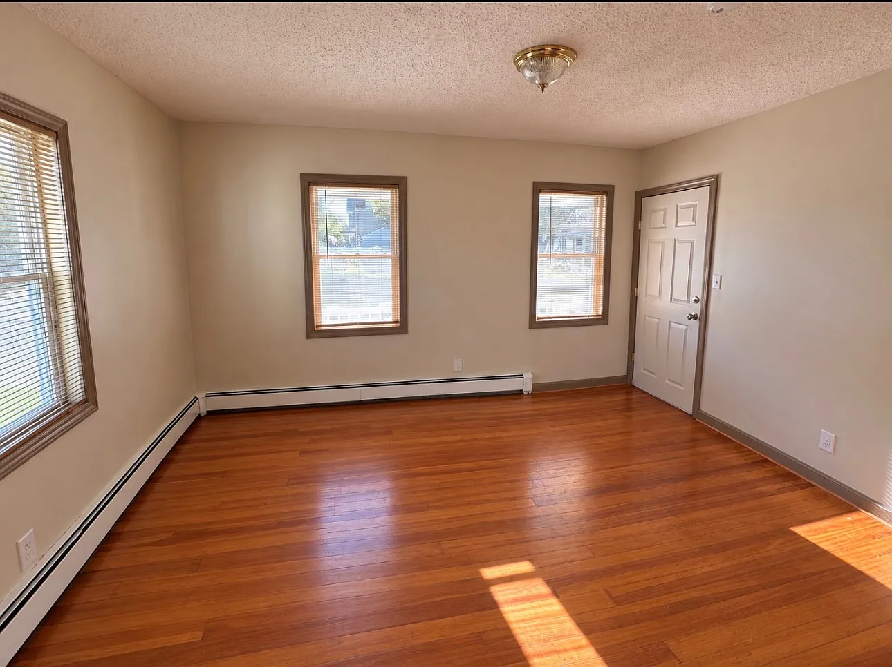 3 bed, 1000 sqft, $2,700 — Photo 4