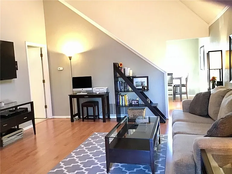2123 Lakecrest Dr — Photo 3