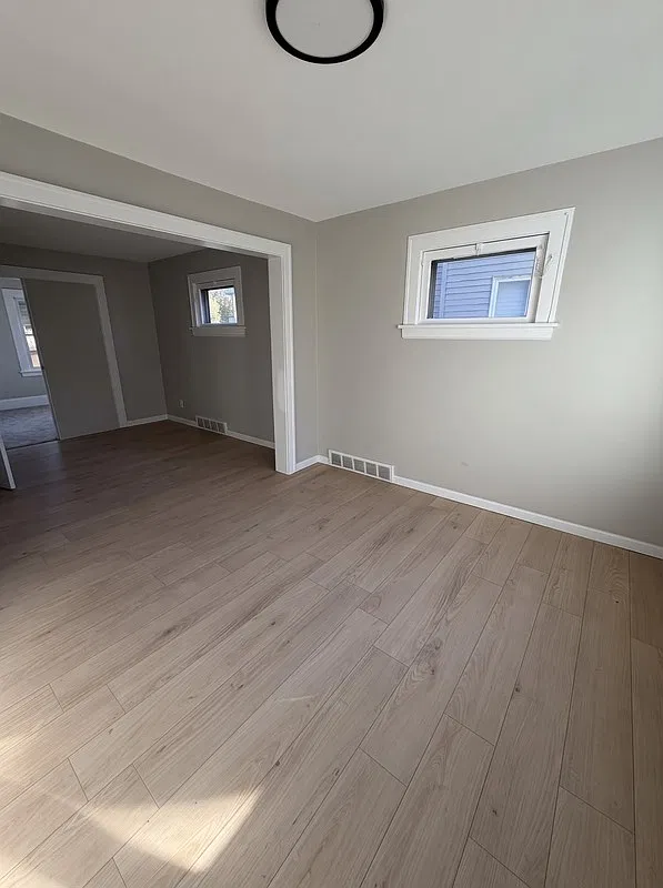 3 bed, 1.0 bath, 987 sqft, $1,585 — Photo 3