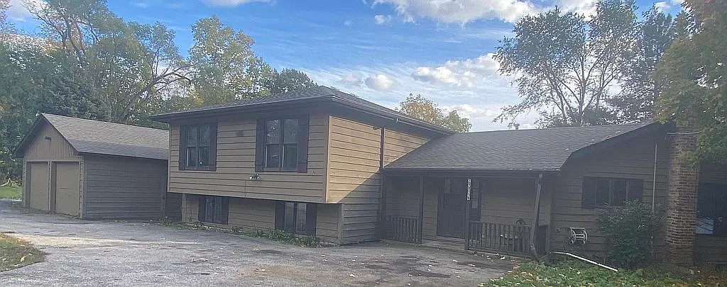 29W409 Hawthorne Ln photo 1