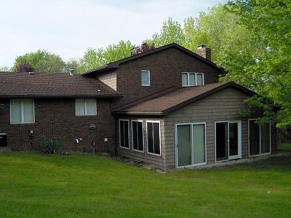 2nd image of 128 Lexington Ct