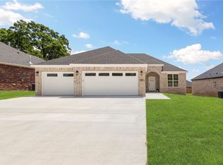 901 E Buchanan St, Prairie Grove, AR 72753