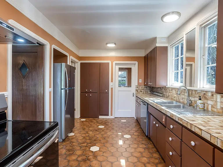 15766 Highland Dr — Photo 7