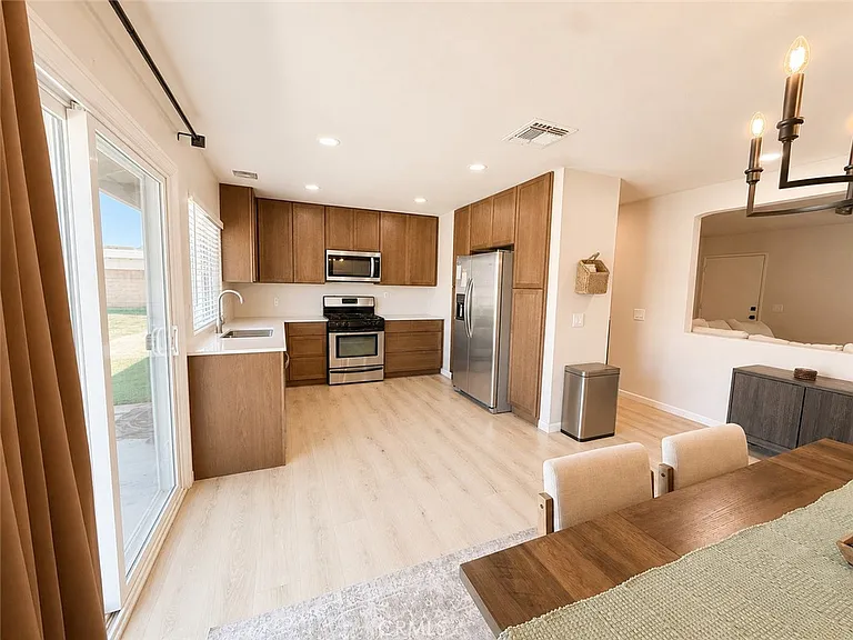 2703 S Fern Ave — Photo 6