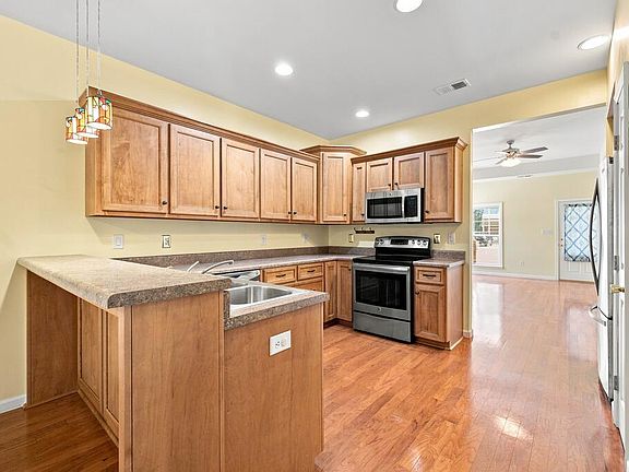 5th image of 215 Hunt St