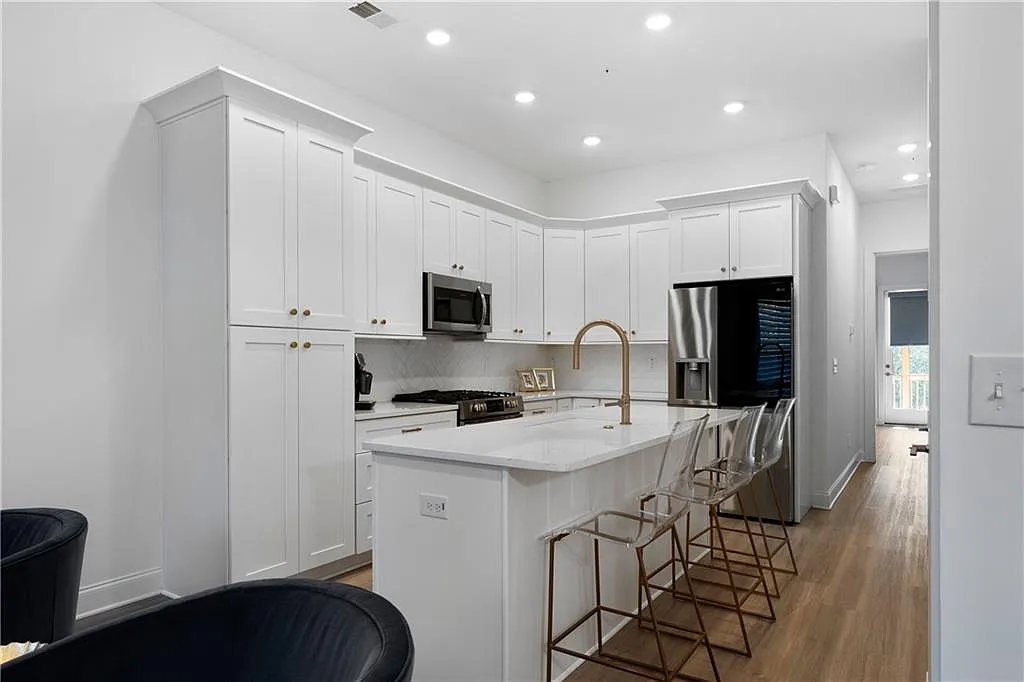 3 bed, 2.5 bath, 2100 sqft, $3,400 — Photo 4