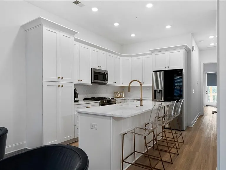 105 Pearl St — Photo 4