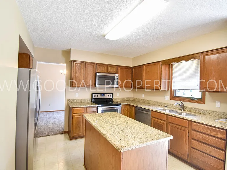 1104 Prairie View Dr — Photo 2