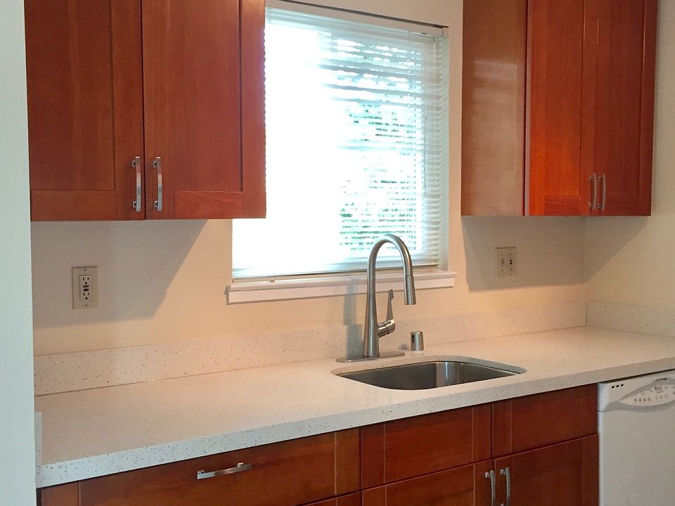 1st image of 220 College Ave APT C