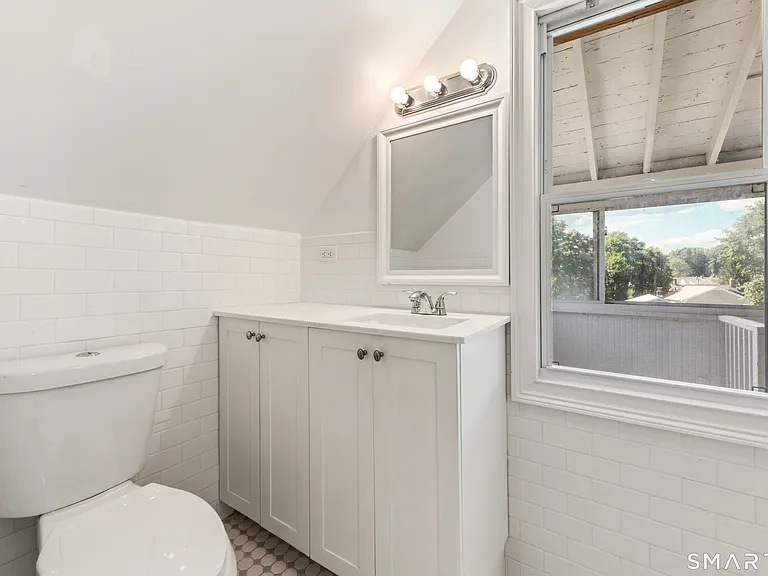 318 Suburban Ave — Photo 18