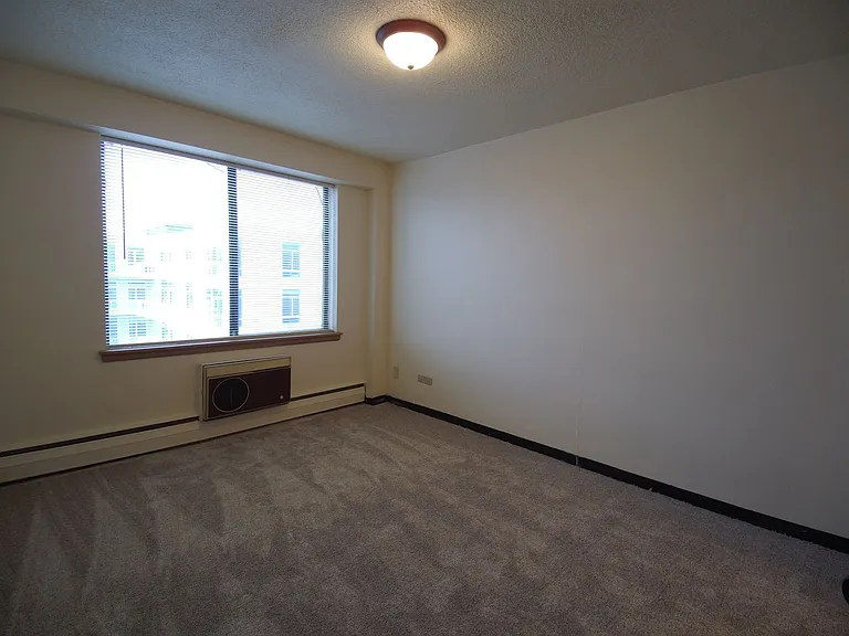 2233 N Summit Ave — Photo 45