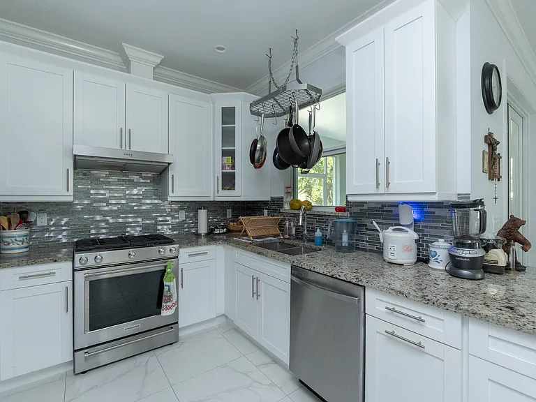 260 Price St — Photo 15