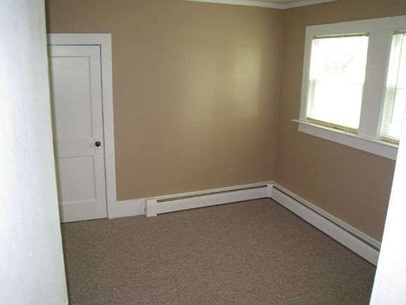 bedroom w/closet