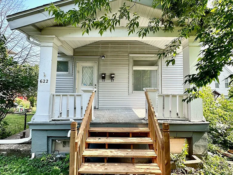 622 E 8th St — Photo 1