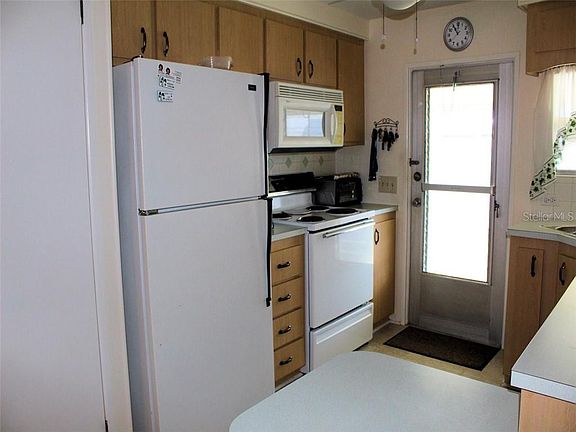 2nd image of 107 Pindo Palm St E