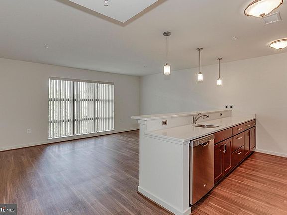 3rd image of 905 N Jackson St APT 404