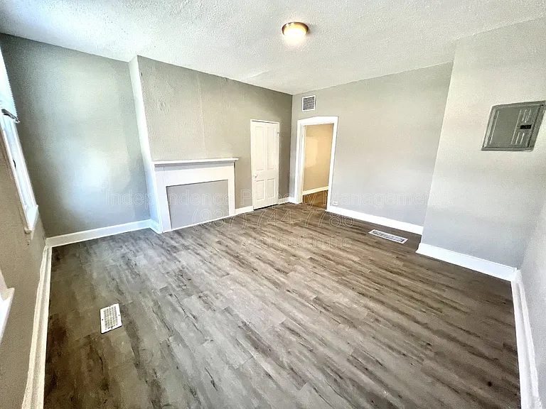 2212 Calumet St #2 — Photo 4