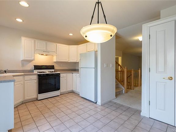 4th image of 10 Crystal Hill Dr