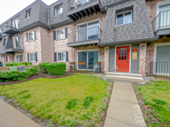 916 S Plum Grove Rd APT 223, Palatine, IL 60067
