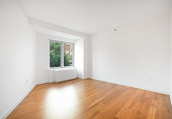 3rd image of 3143 Vernon Blvd Unit 201