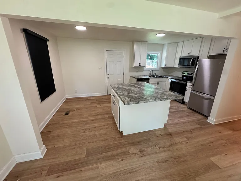 2201 Chester St — Photo 6