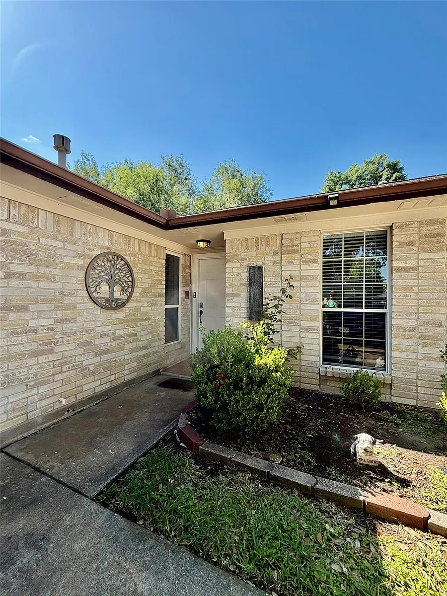Photo 2 of 43 - 6610 La Puente Dr - Houston, TX Building Photo - 6610 La Puente Dr