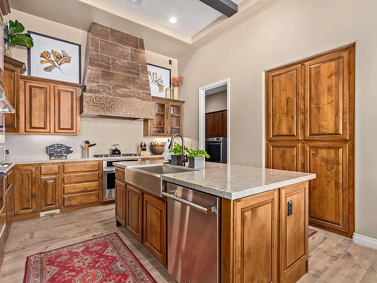 628 E Peach Tree St — Photo 17